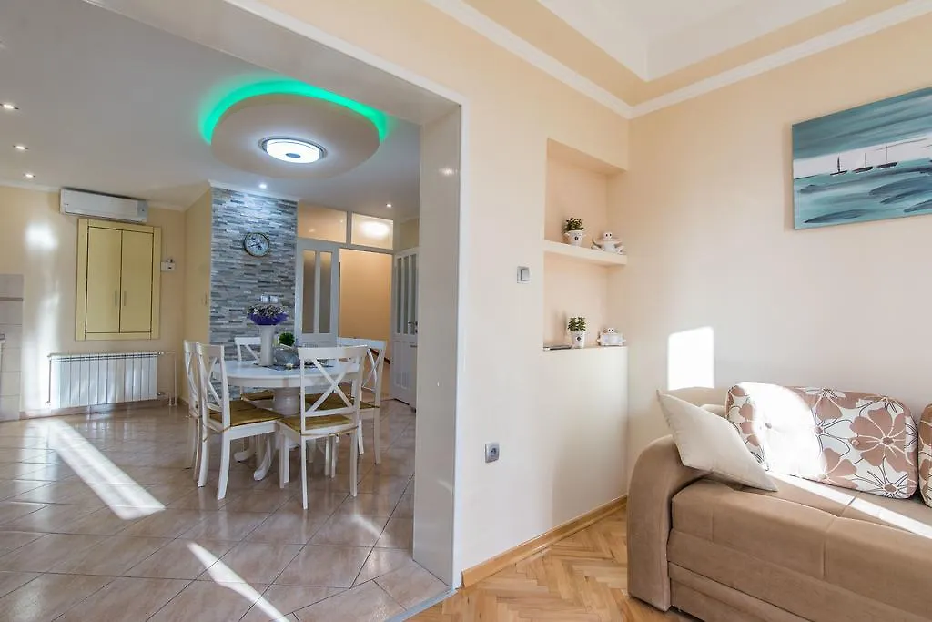 Apartments Mia Sukošan Kroatien