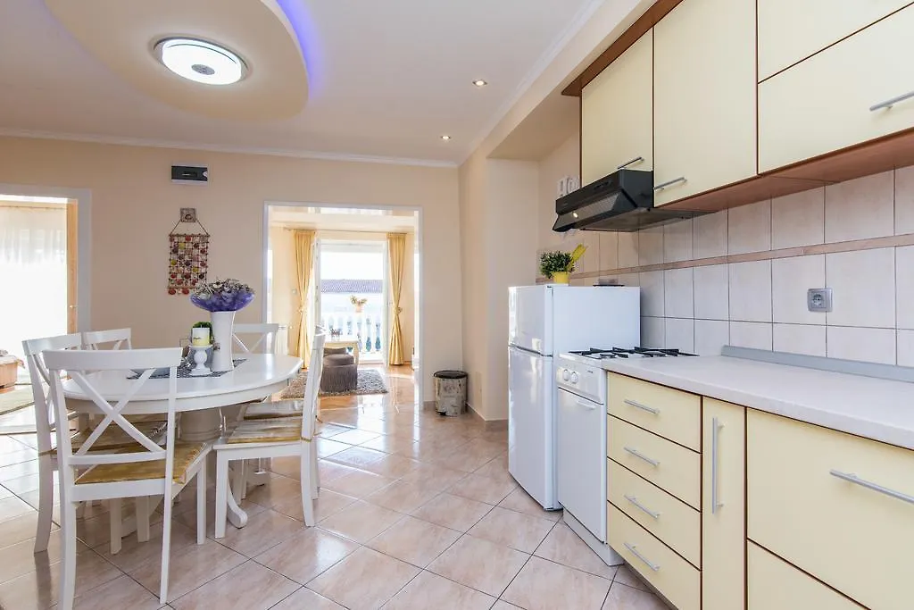 Apartments Mia Sukošan Kroatien
